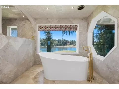 Bath - 5075 Mapleton Dr, West Linn, OR 97068 photo 4 of 5