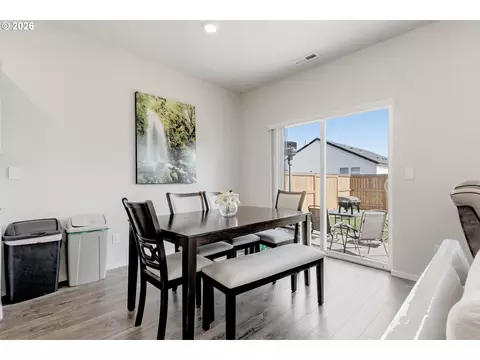 2743 V St, Springfield, OR 97477 photo 6
