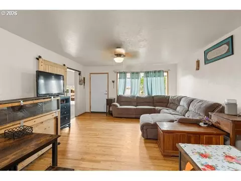 Living - 548 NE Fir St, Pilot Rock, OR 97868 photo 2 of 3