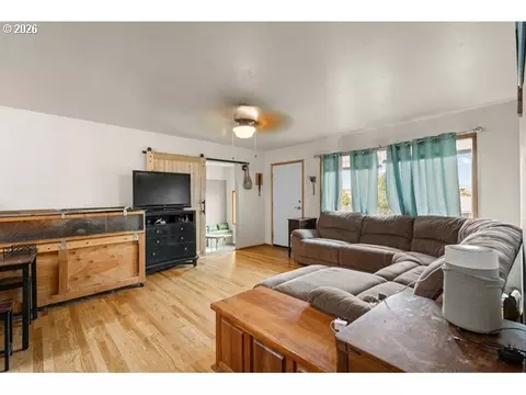 Living - 548 NE Fir St, Pilot Rock, OR 97868 photo 1 of 3