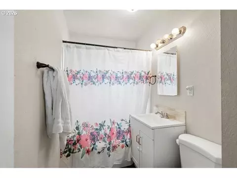 Bath - 548 NE Fir St, Pilot Rock, OR 97868 photo 1 of 1