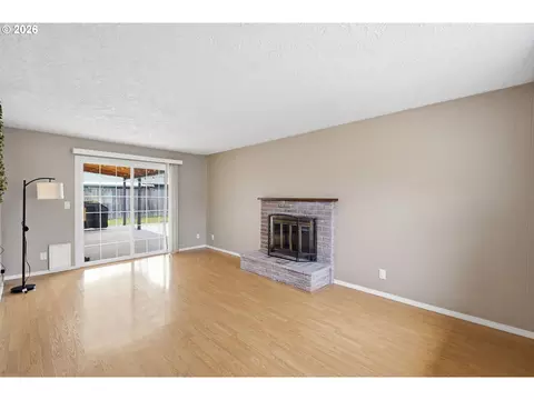 Living - 1082 Dondea St, Springfield, OR 97478 photo 5 of 6