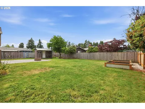 Exterior - 1082 Dondea St, Springfield, OR 97478 photo 6 of 7