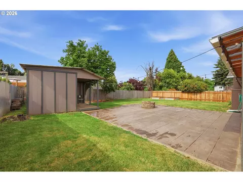 Exterior - 1082 Dondea St, Springfield, OR 97478 photo 5 of 7