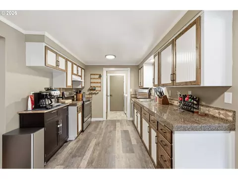 Kitchen - 1082 Dondea St, Springfield, OR 97478 photo 1 of 3