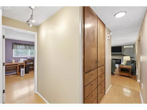 Entry Way - 1082 Dondea St, Springfield, OR 97478 photo 1 of 1