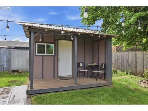 Exterior - 1082 Dondea St, Springfield, OR 97478 photo 3 of 7