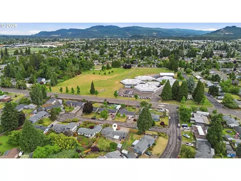 View/Area - 1082 Dondea St, Springfield, OR 97478 photo 2 of 2