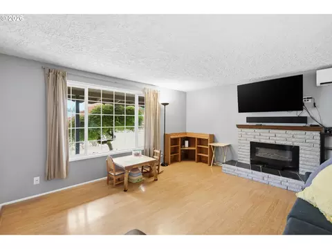 Living - 1082 Dondea St, Springfield, OR 97478 photo 2 of 6