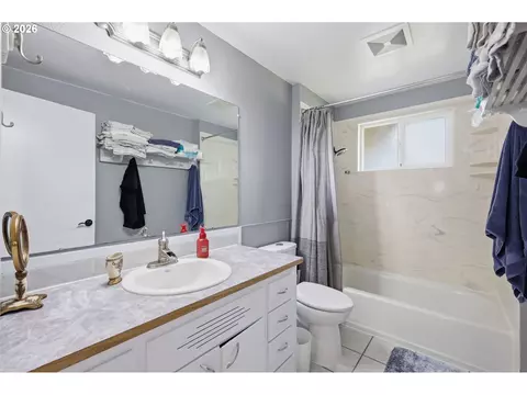 Bath - 1082 Dondea St, Springfield, OR 97478 photo 2 of 2