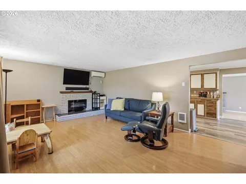 Living - 1082 Dondea St, Springfield, OR 97478 photo 1 of 6