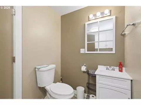 Bath - 1082 Dondea St, Springfield, OR 97478 photo 1 of 2
