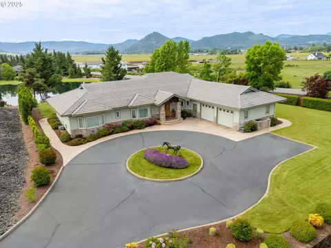 245 Fairway Village Ln, Roseburg, OR 97471