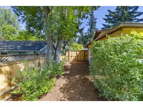 Exterior - 2258 Brittany St, Eugene, OR 97405 photo 11 of 12