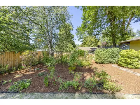 Exterior - 2258 Brittany St, Eugene, OR 97405 photo 5 of 12
