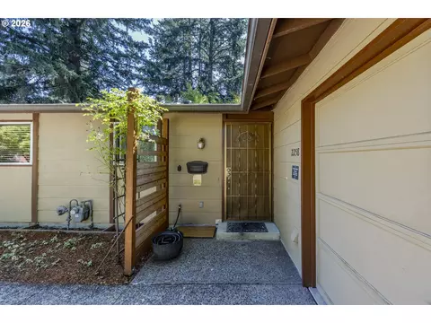 Exterior - 2258 Brittany St, Eugene, OR 97405 photo 2 of 12