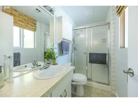 Bath - 2258 Brittany St, Eugene, OR 97405 photo 1 of 2