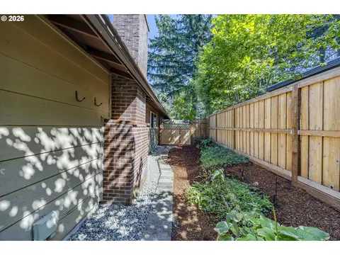 Exterior - 2258 Brittany St, Eugene, OR 97405 photo 10 of 12