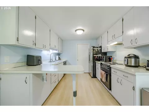 Kitchen - 2258 Brittany St, Eugene, OR 97405 photo 2 of 6