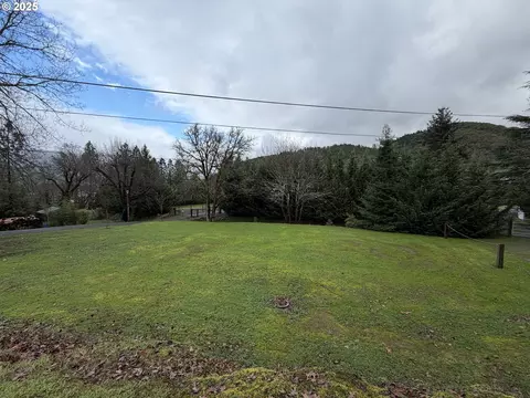 157 Crest Dr, Myrtle Creek, OR 97457