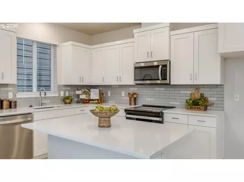 Kitchen - 3525 SW Mawrcrest Ave, Gresham, OR 97080 photo 2 of 3