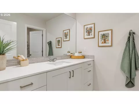 Bath - 3525 SW Mawrcrest Ave, Gresham, OR 97080 photo 4 of 4