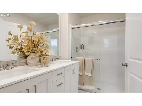 Bath - 3525 SW Mawrcrest Ave, Gresham, OR 97080 photo 2 of 4