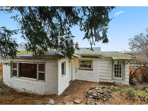 319 W 13th St, The Dalles, OR 97058
