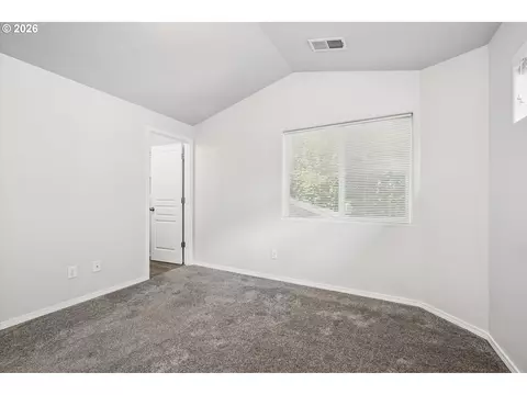 Bedroom - 4868 Glacier Dr, Springfield, OR 97478 photo 4 of 8
