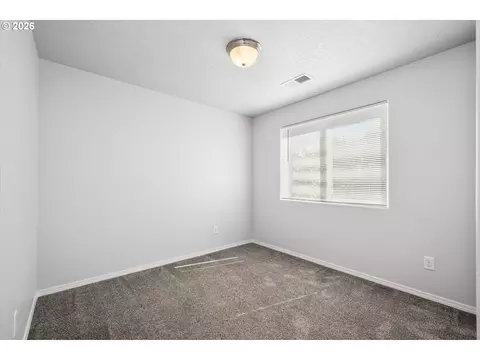 Bedroom - 4868 Glacier Dr, Springfield, OR 97478 photo 5 of 8
