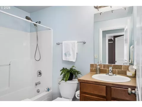 Bath - 4868 Glacier Dr, Springfield, OR 97478 photo 2 of 2