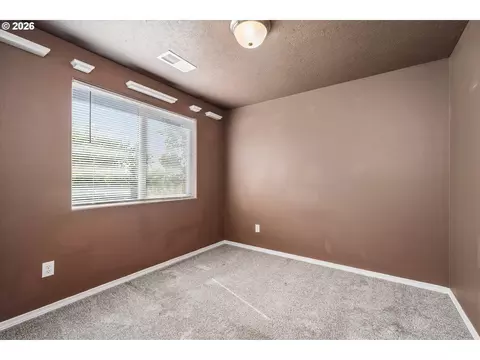 Bedroom - 4868 Glacier Dr, Springfield, OR 97478 photo 7 of 8