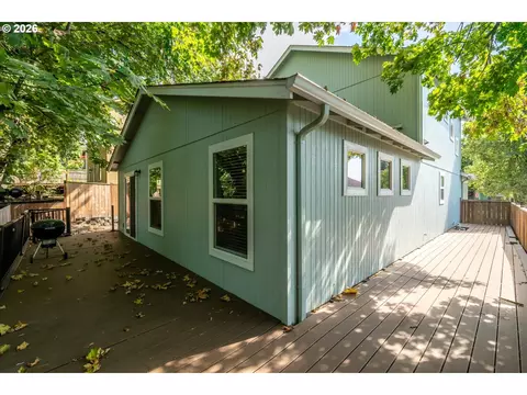 Exterior - 4868 Glacier Dr, Springfield, OR 97478 photo 6 of 7