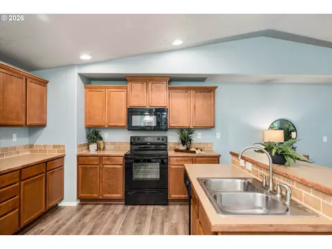 Kitchen - 4868 Glacier Dr, Springfield, OR 97478 photo 2 of 2