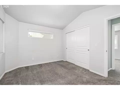 Bedroom - 4868 Glacier Dr, Springfield, OR 97478 photo 2 of 8