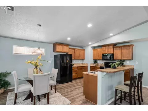 Kitchen - 4868 Glacier Dr, Springfield, OR 97478 photo 1 of 2