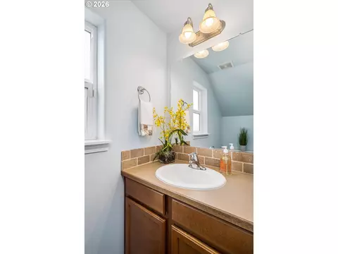 Bath - 4868 Glacier Dr, Springfield, OR 97478 photo 1 of 2
