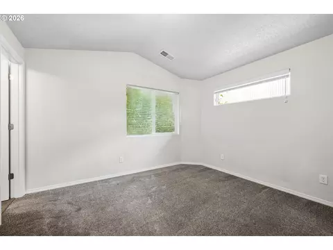 Bedroom - 4868 Glacier Dr, Springfield, OR 97478 photo 1 of 8