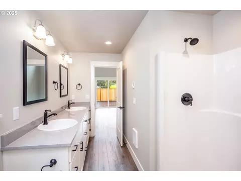 Bath - 1384 Jacobs Dr, Eugene, OR 97402 photo 1 of 1