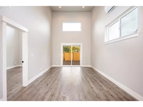 Living - 1384 Jacobs Dr, Eugene, OR 97402 photo 1 of 3