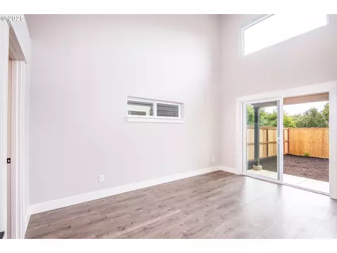 Living - 1384 Jacobs Dr, Eugene, OR 97402 photo 2 of 3