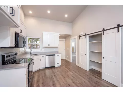 Kitchen - 1384 Jacobs Dr, Eugene, OR 97402 photo 2 of 3