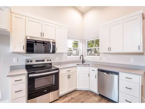 Kitchen - 1384 Jacobs Dr, Eugene, OR 97402 photo 1 of 3