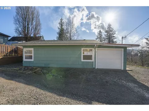 671 SE 9th St, Toledo, OR 97391