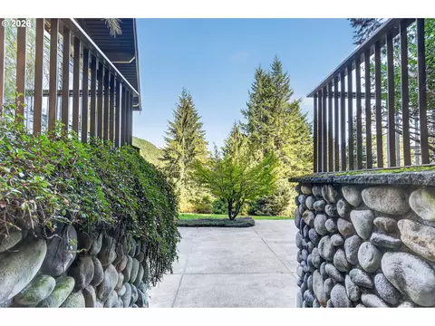 Exterior - 18685 E Aschoff Rd, Rhododendron, OR 97049 photo 8 of 15