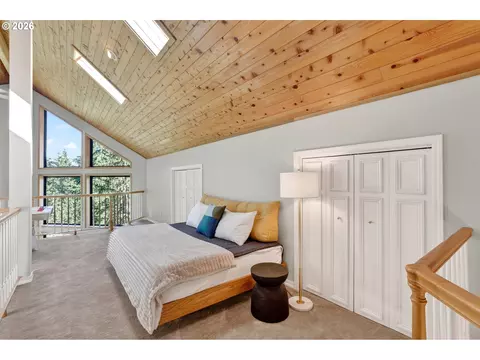 Bedroom - 18685 E Aschoff Rd, Rhododendron, OR 97049 photo 2 of 6