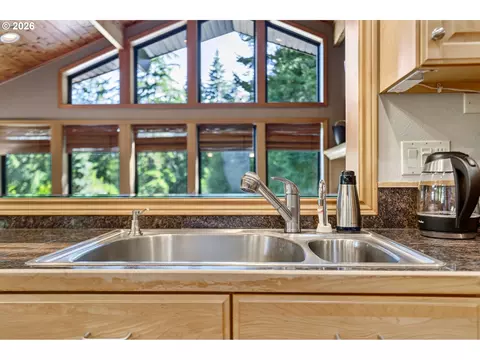Kitchen - 18685 E Aschoff Rd, Rhododendron, OR 97049 photo 4 of 4