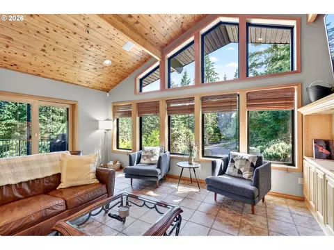 Living - 18685 E Aschoff Rd, Rhododendron, OR 97049 photo 3 of 5