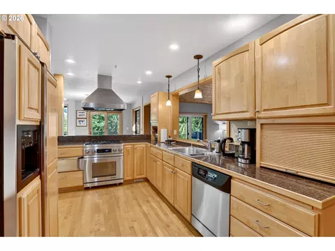 Kitchen - 18685 E Aschoff Rd, Rhododendron, OR 97049 photo 2 of 4