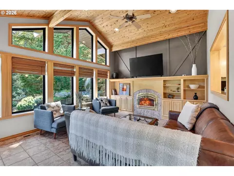 Living - 18685 E Aschoff Rd, Rhododendron, OR 97049 photo 4 of 5